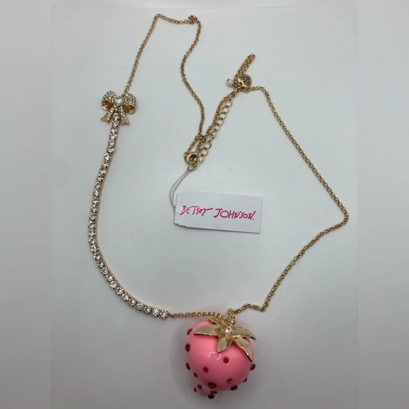 BETSEY JOHNSON Enamel Pink Strawberry Necklace with Red Crystal Seeds NEW NWT - Picture 3 of 13